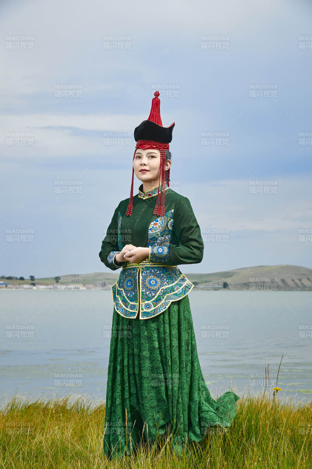 草原上身穿豪華蒙古族服飾的蒙族少女