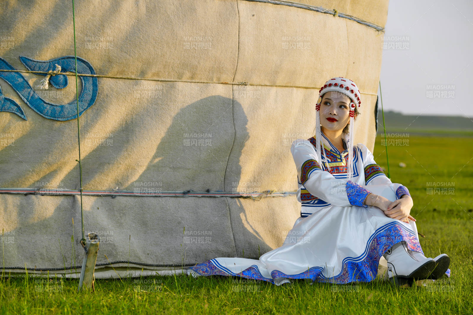 草原上穿著蒙古族傳統(tǒng)服飾的亞洲年輕美少女
