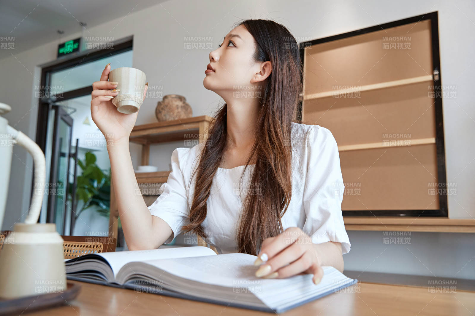 夏日午后在別墅內(nèi)居家閱讀的少女