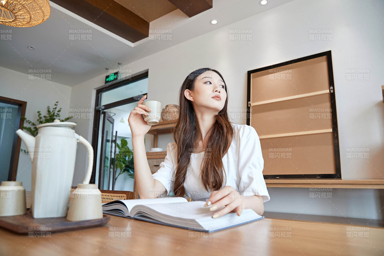 夏日午后在別墅內居家閱讀的少女