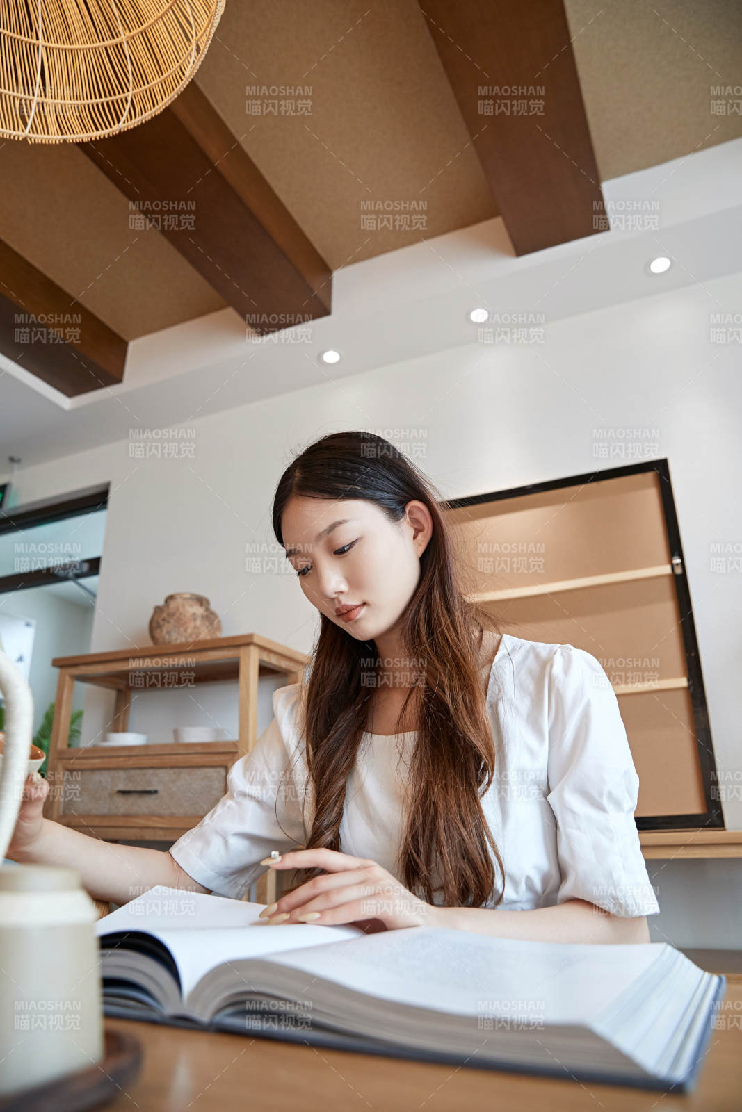 夏日午后在别墅内居家阅读的少女