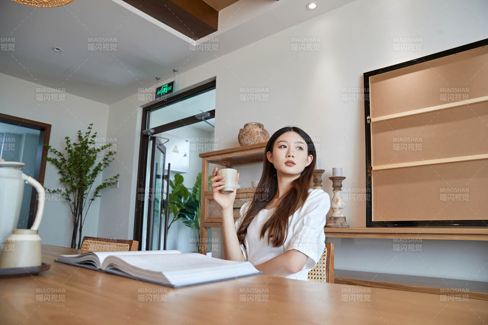 夏日午后在別墅內居家閱讀的少女