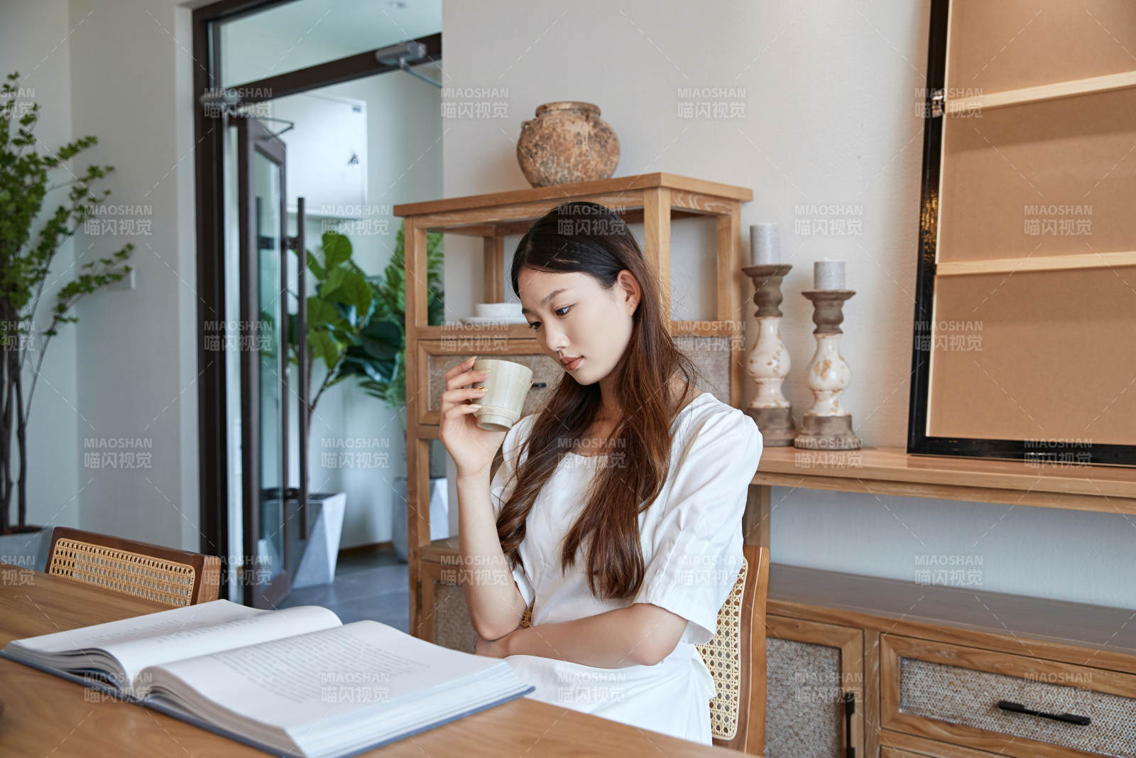 夏日午后在別墅內(nèi)居家閱讀的少女