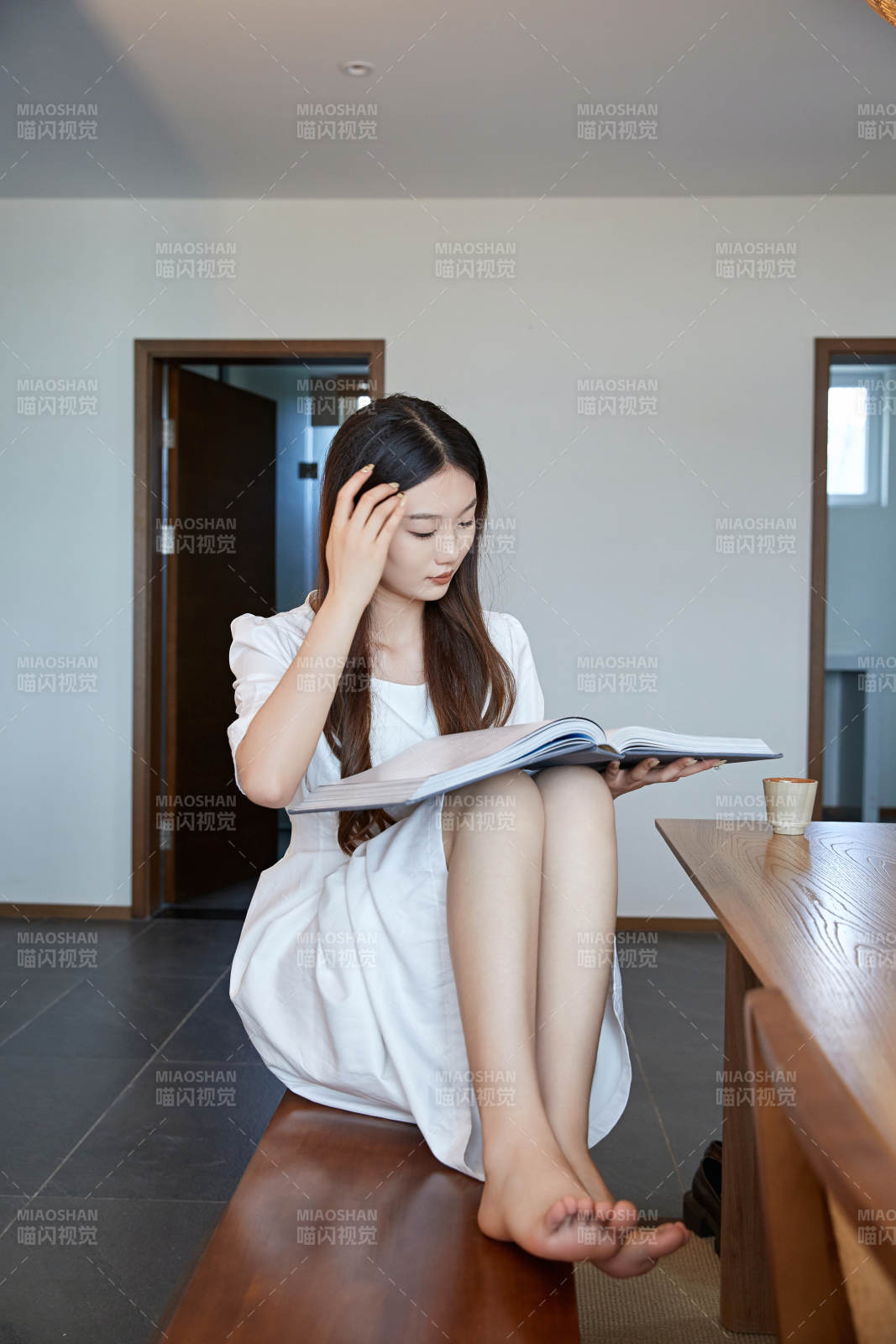 夏日午后在別墅內居家閱讀的少女