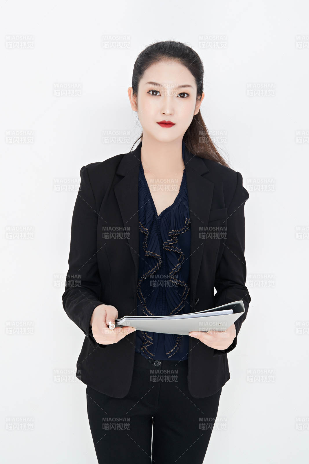 白色背景下的美麗商務女性肖像