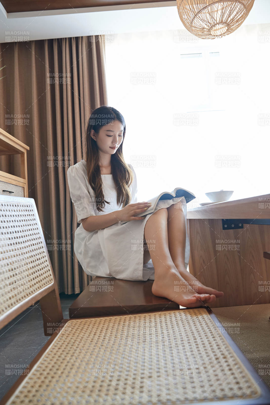 夏日午后在別墅內(nèi)居家閱讀的少女