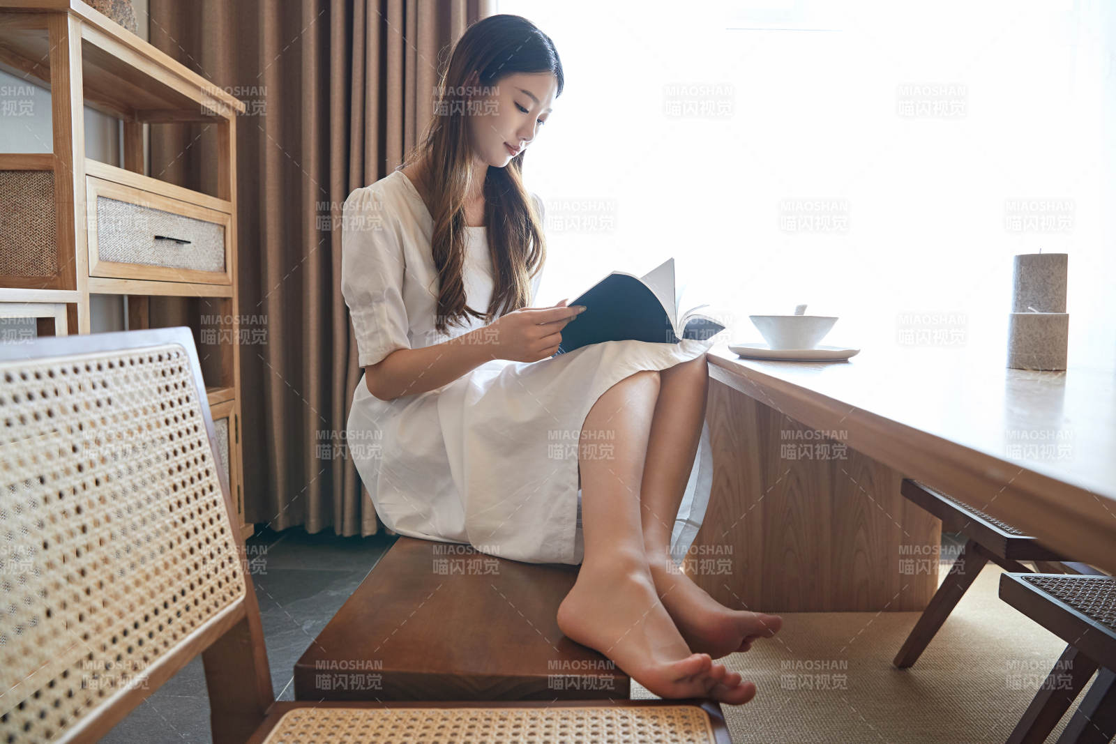 夏日午后在別墅內居家閱讀的少女