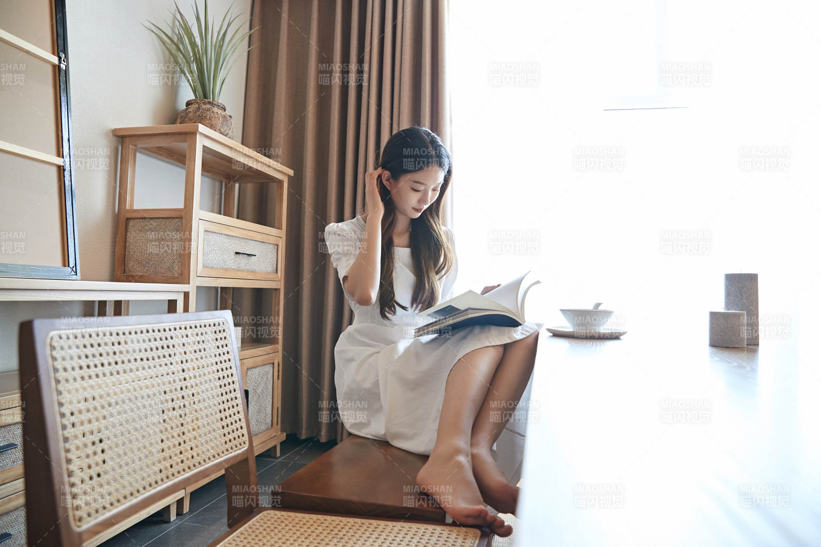 夏日午后在別墅內居家閱讀的少女