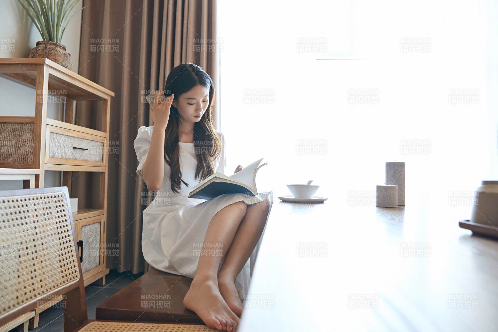 夏日午后在別墅內(nèi)居家閱讀的少女