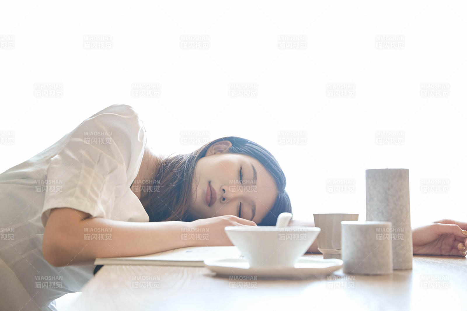 夏日午后在別墅內居家閱讀的少女