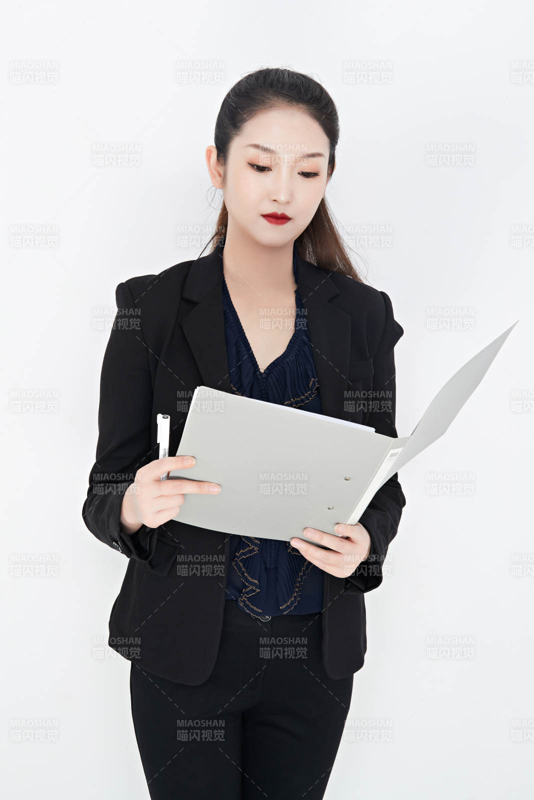 白色背景下的美麗商務女性肖像