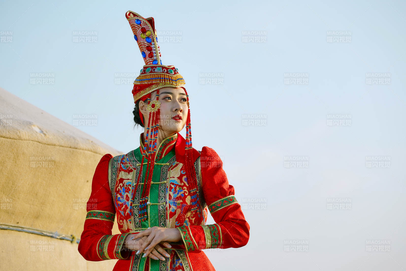 草原上穿著蒙古族傳統服飾的亞洲年輕美少女