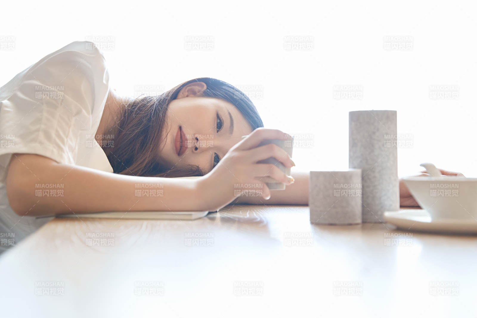 夏日午后在別墅內(nèi)居家閱讀的少女