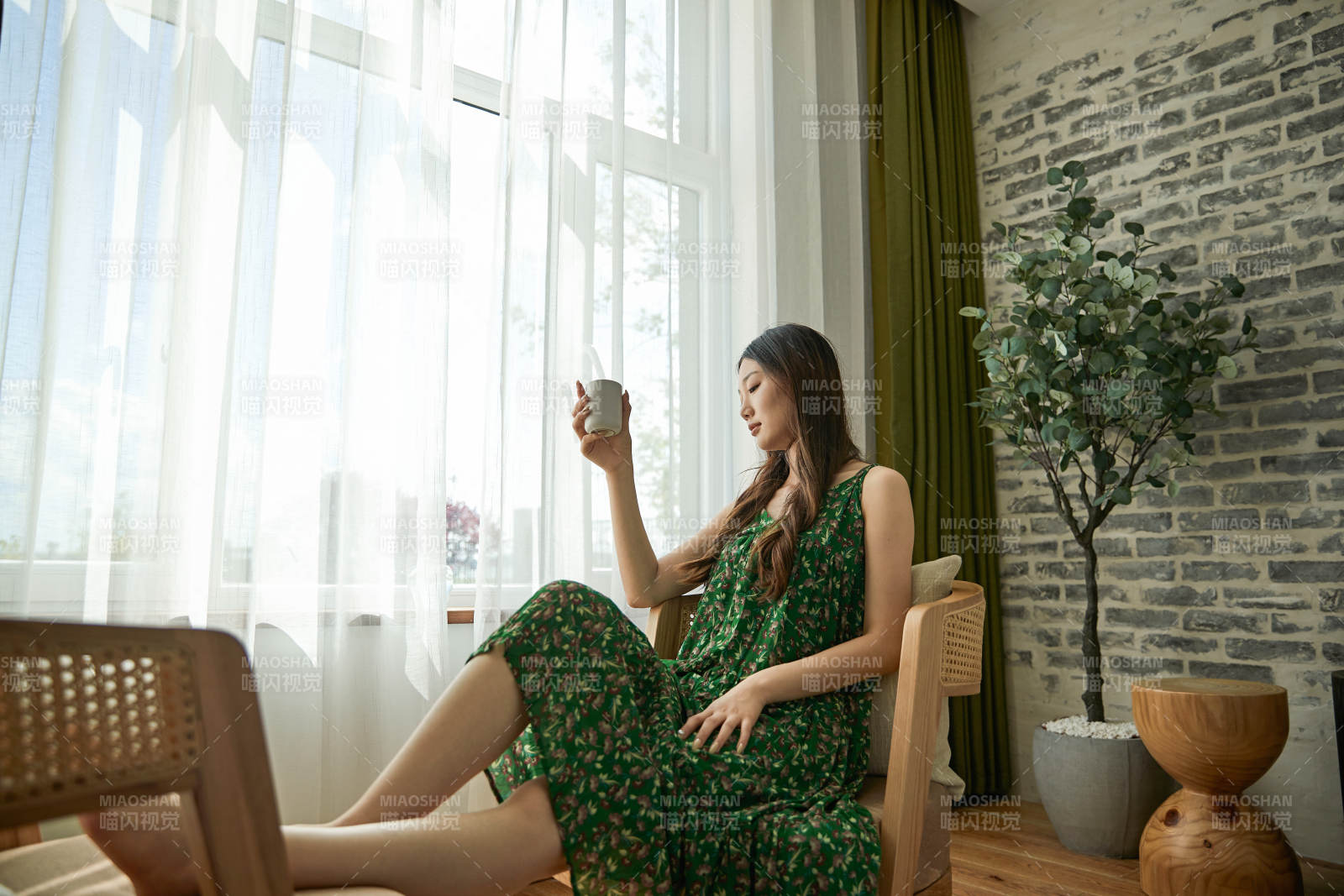 夏日午后在酒店客房休息的少女