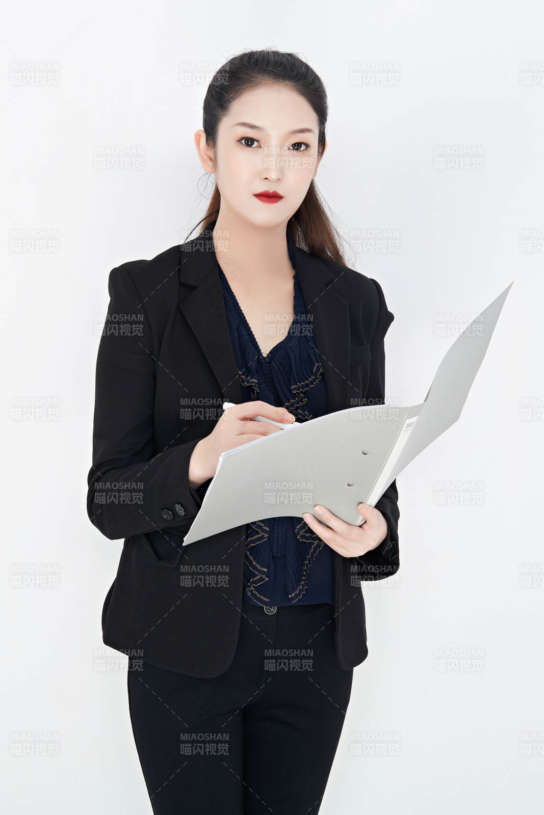 白色背景下的美丽商务女性肖像