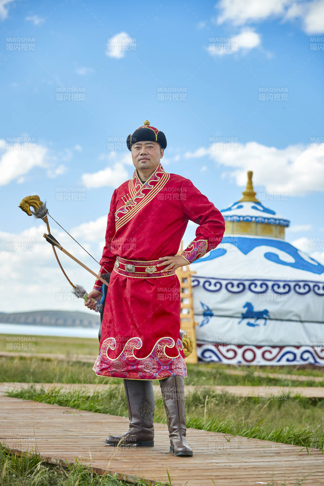 蒙古包前身穿蒙古族飾手持弓箭的蒙族漢子