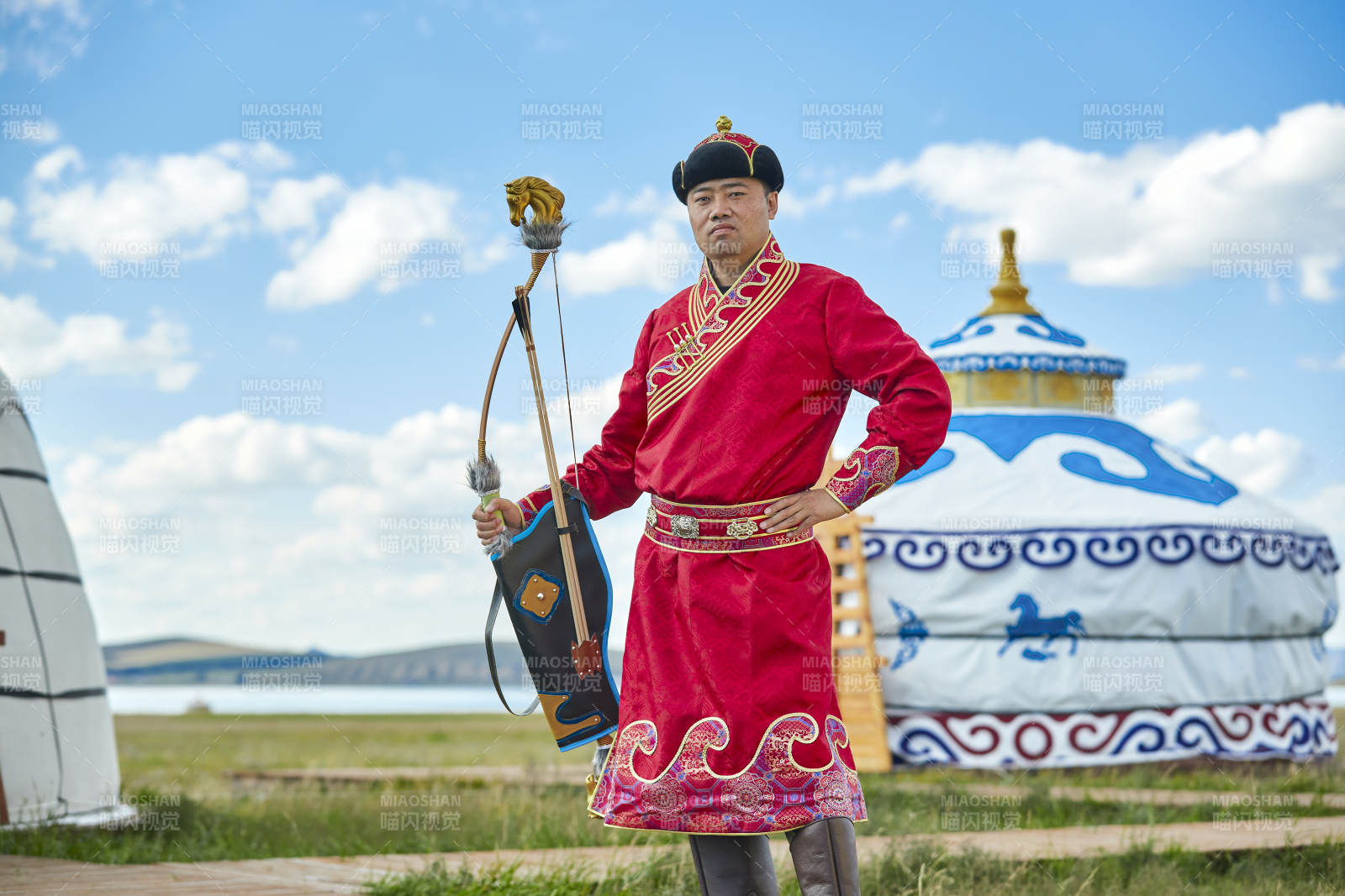 蒙古包前身穿蒙古族飾手持弓箭的蒙族漢子