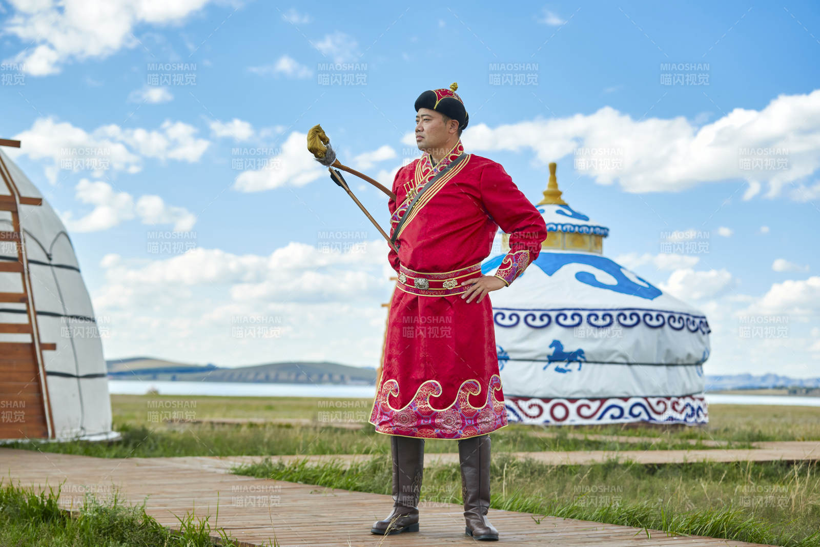 蒙古包前身穿蒙古族飾手持弓箭的蒙族漢子