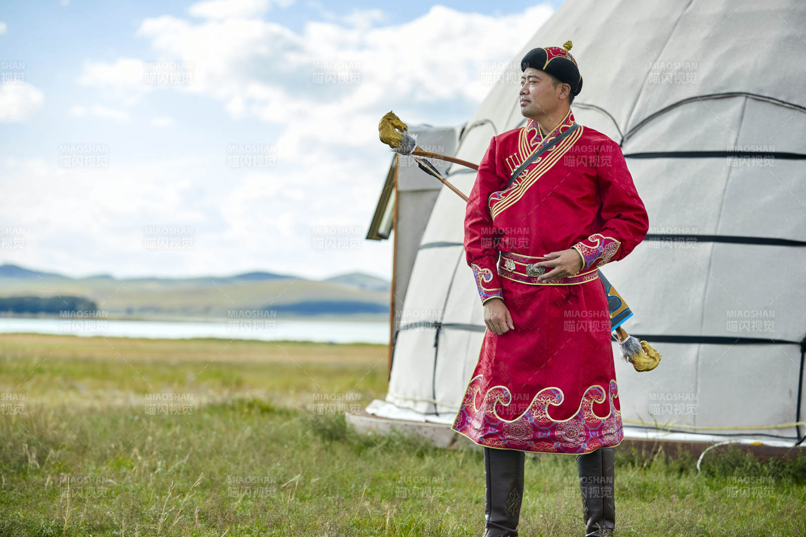 蒙古包前身穿蒙古族飾手持弓箭的蒙族漢子