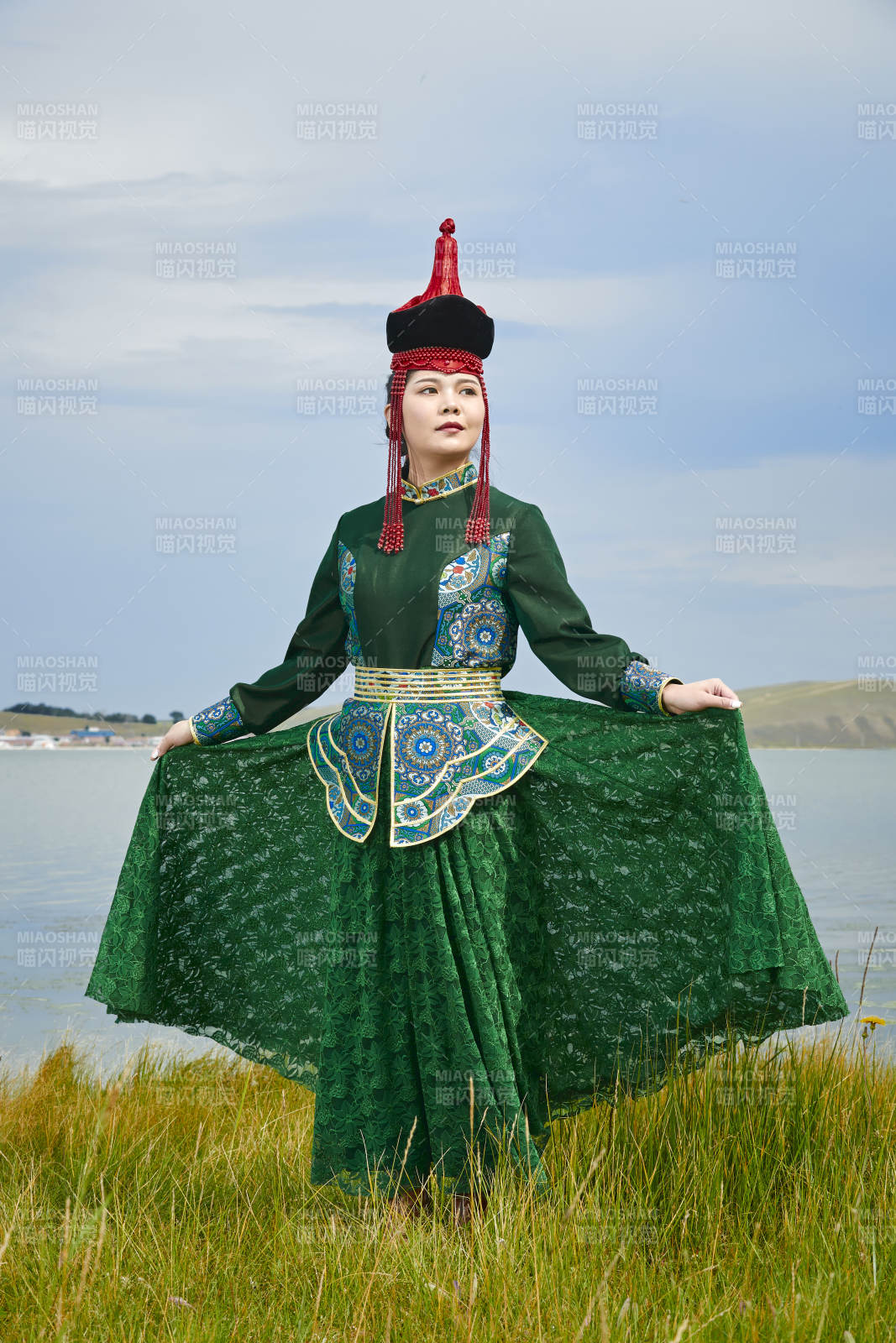 草原上身穿豪華蒙古族服飾的蒙族少女