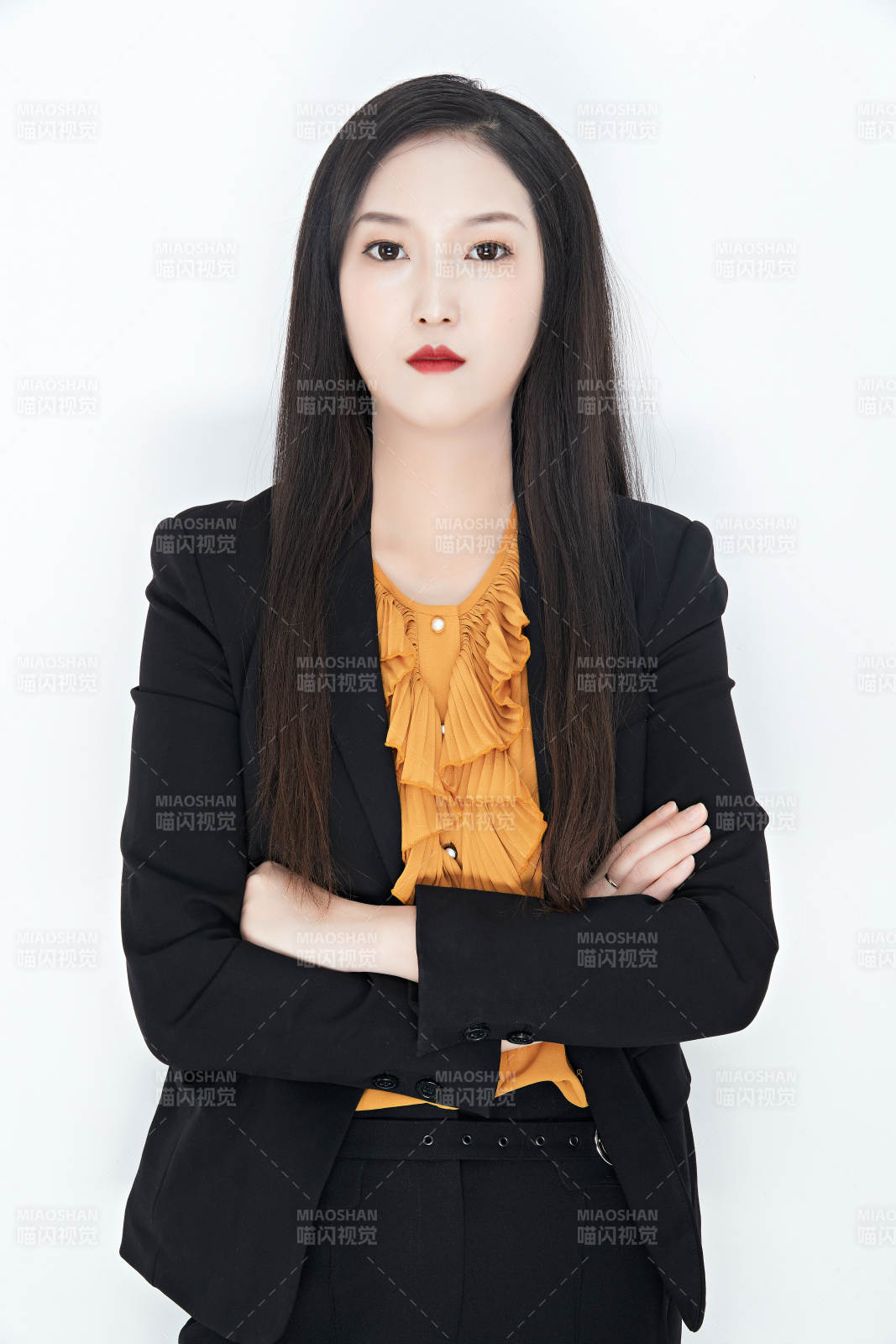 白色背景下的美麗商務(wù)女性肖像