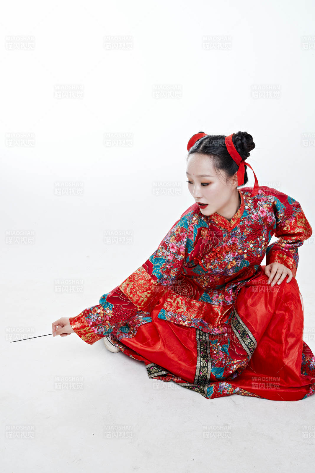 身穿中國傳統服飾的青年女性