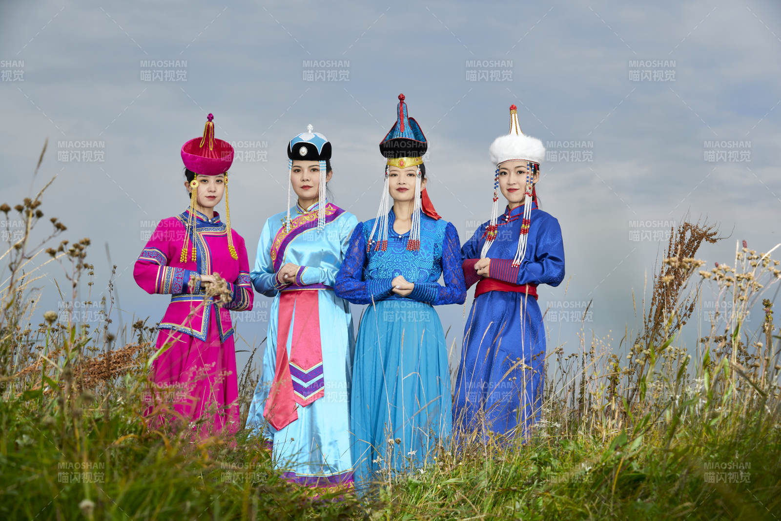 草原上穿著蒙古族傳統服飾的年輕蒙族姐妹