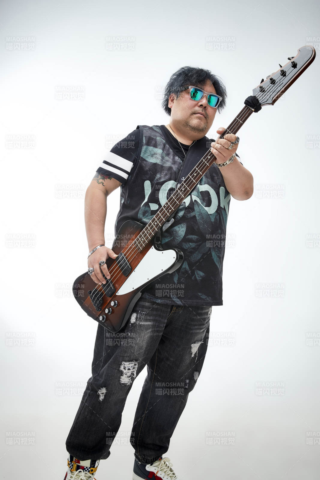 手持貝斯.低音吉他展示演奏的男性樂手人像