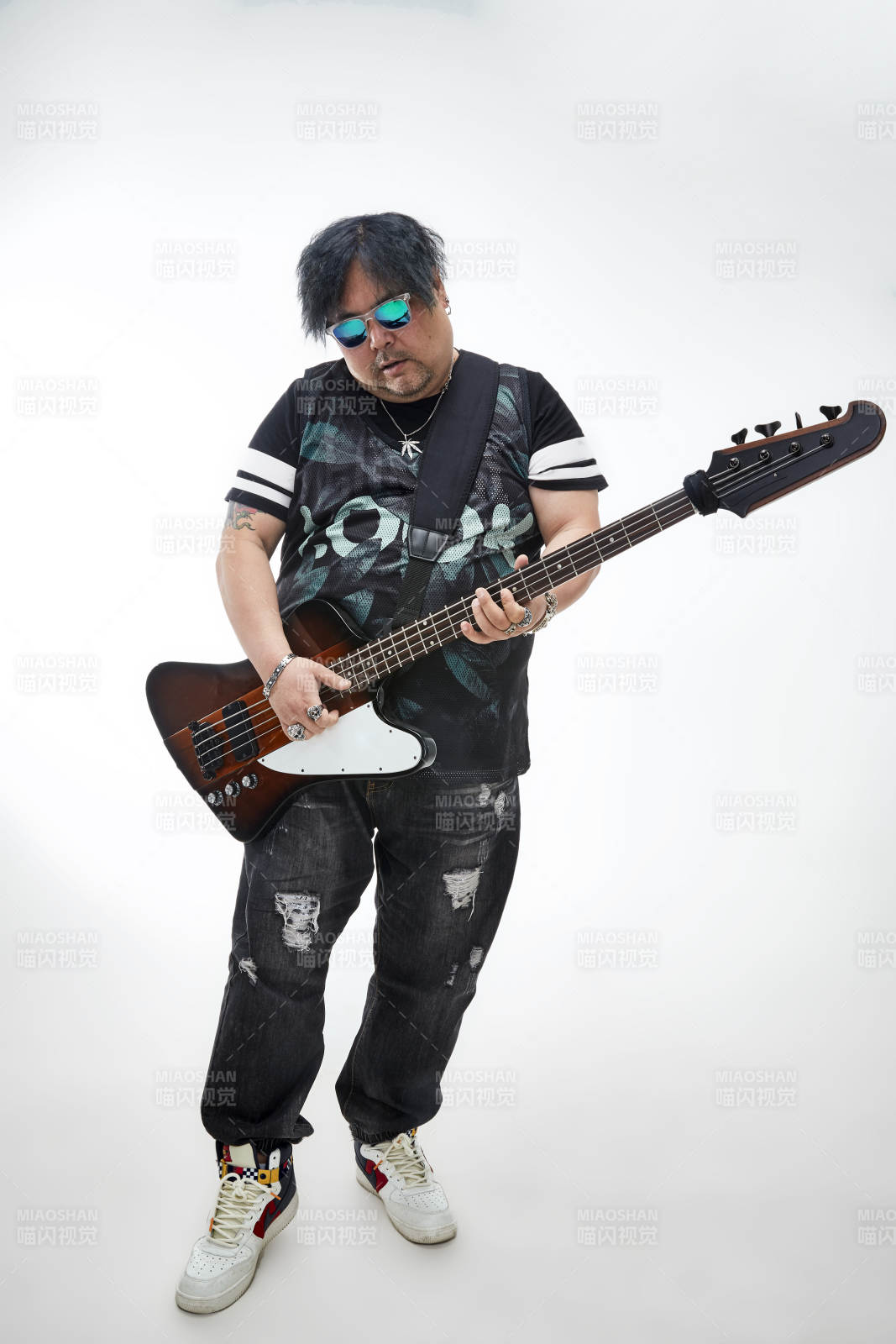 手持貝斯.低音吉他展示演奏的男性樂手人像