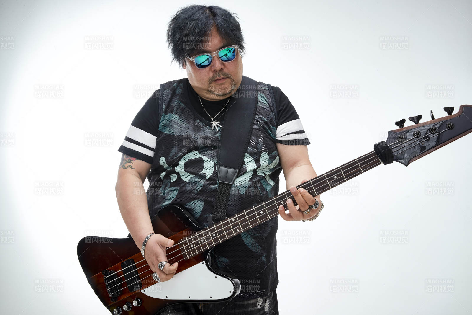 手持貝斯.低音吉他展示演奏的男性樂手人像