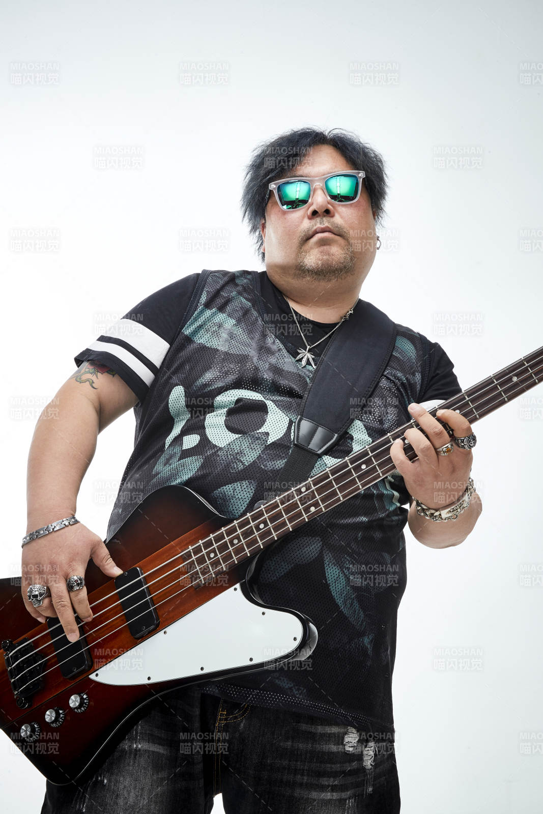 手持貝斯.低音吉他展示演奏的男性樂手人像