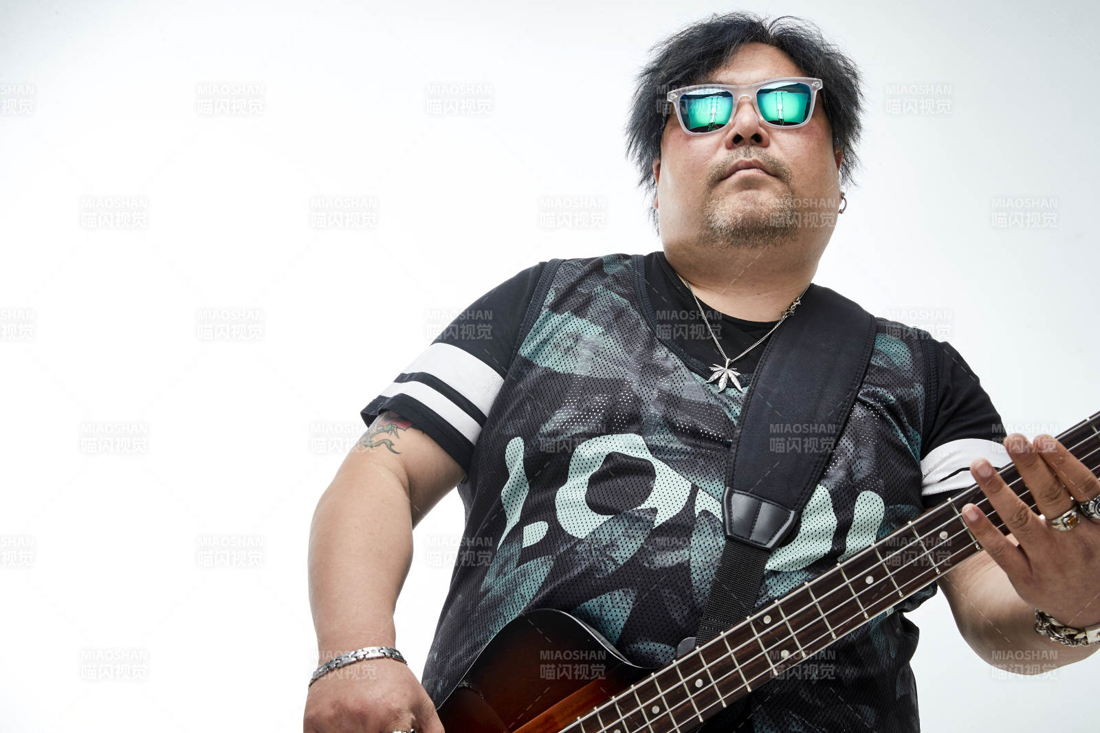 手持貝斯.低音吉他展示演奏的男性樂手人像