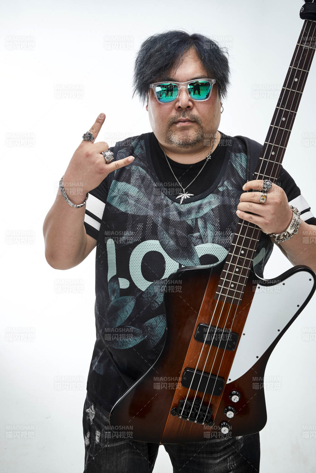 手持貝斯.低音吉他展示演奏的男性樂(lè)手人像