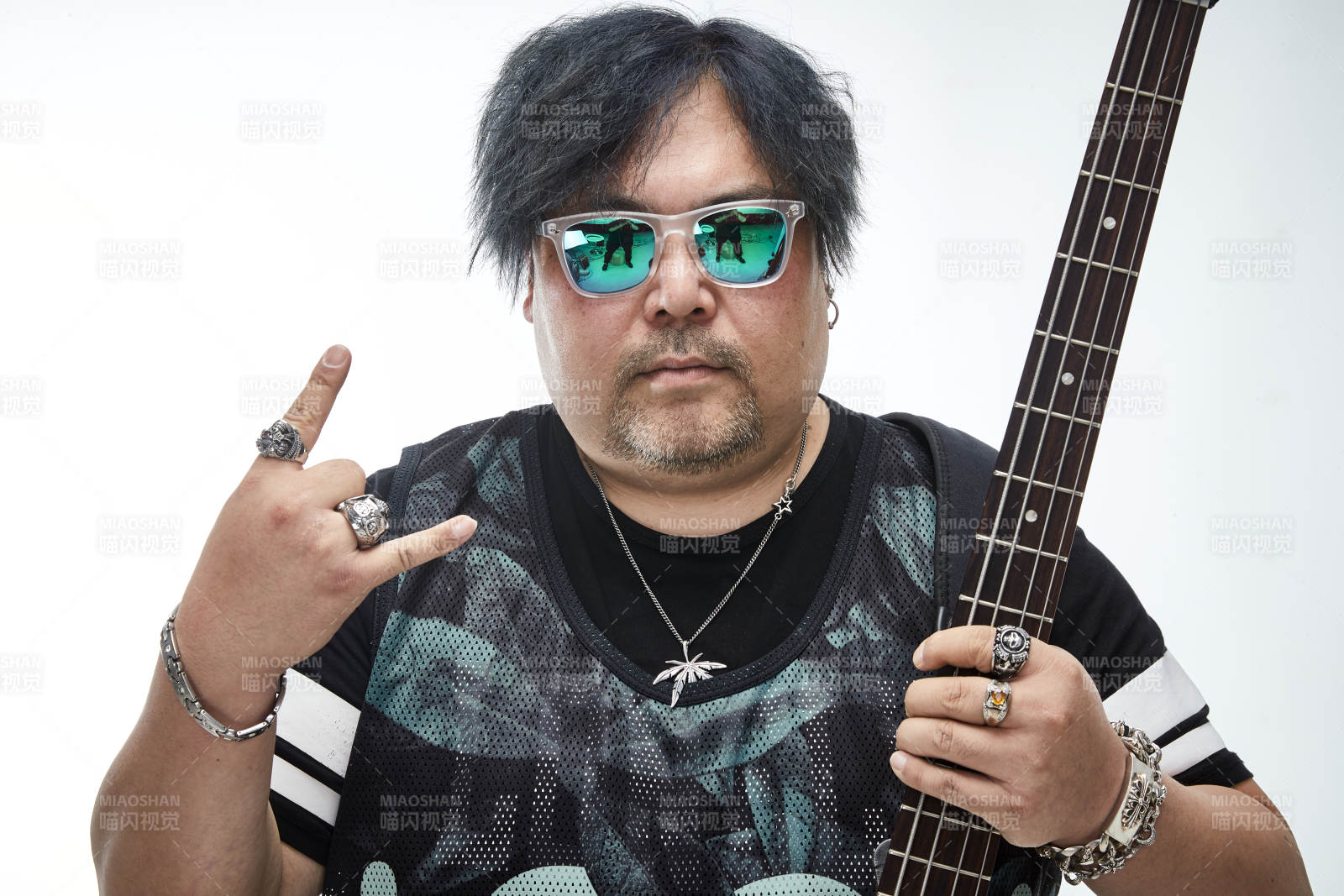 手持貝斯.低音吉他展示演奏的男性樂手人像