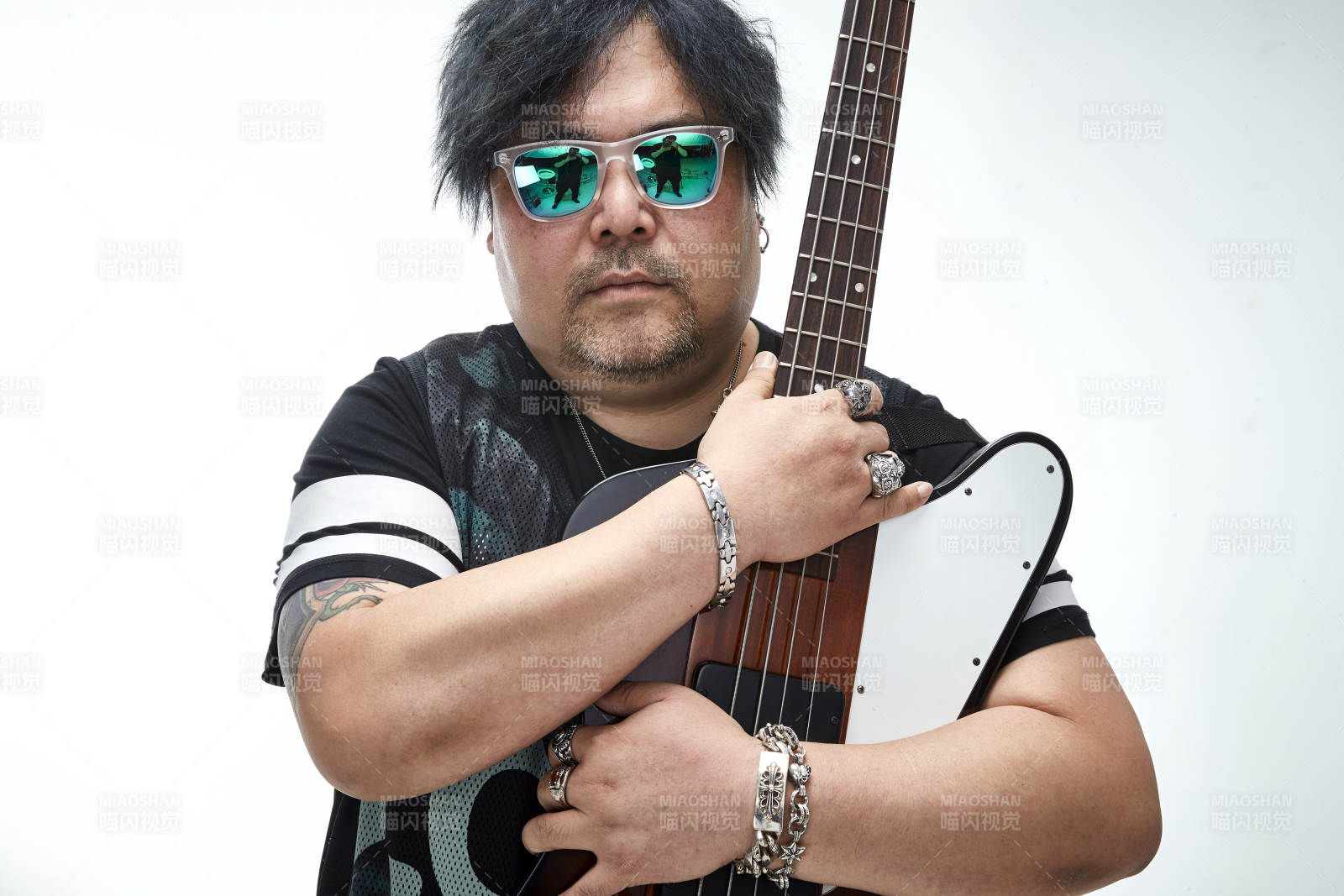 手持貝斯.低音吉他展示演奏的男性樂手人像