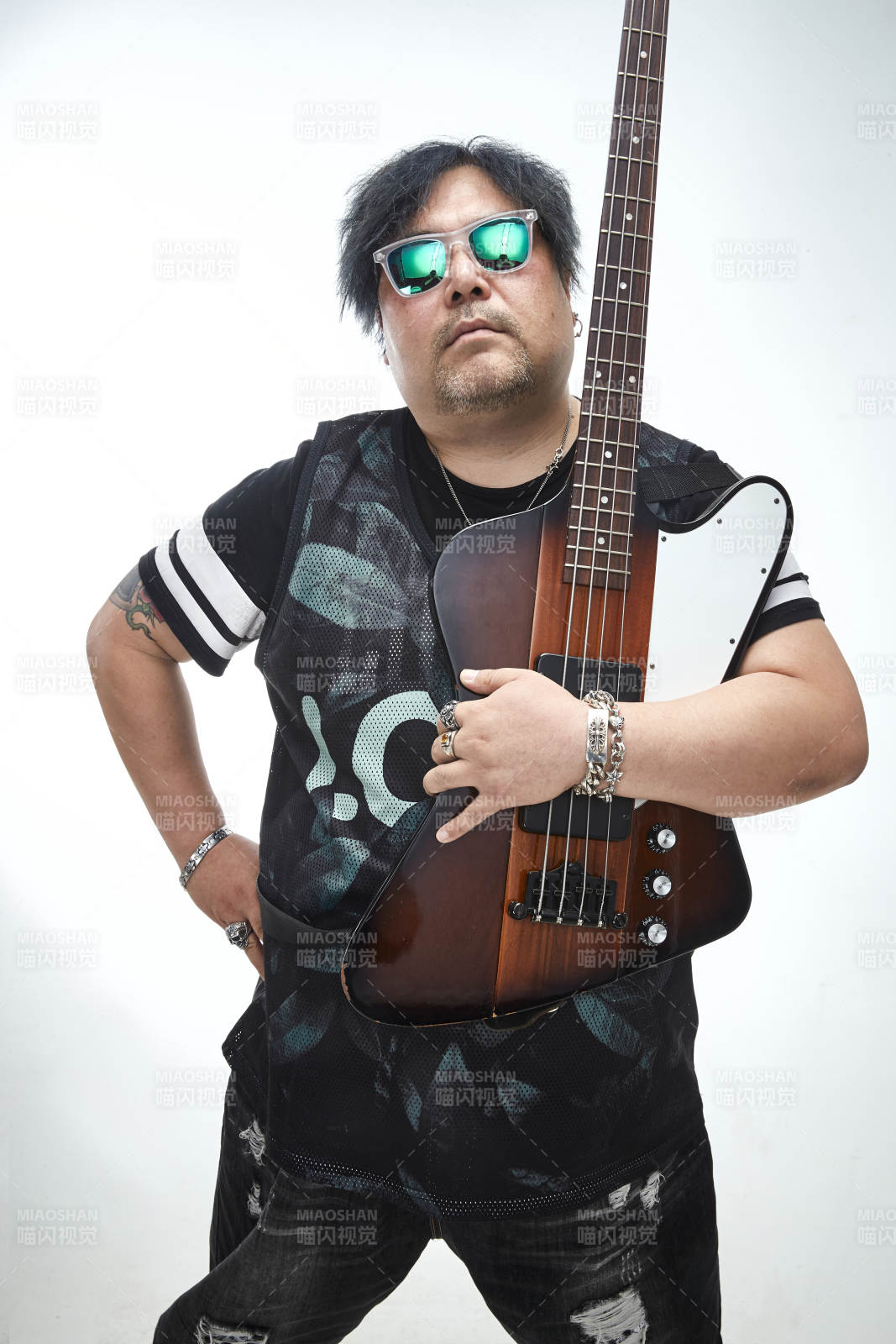 手持貝斯.低音吉他展示演奏的男性樂手人像