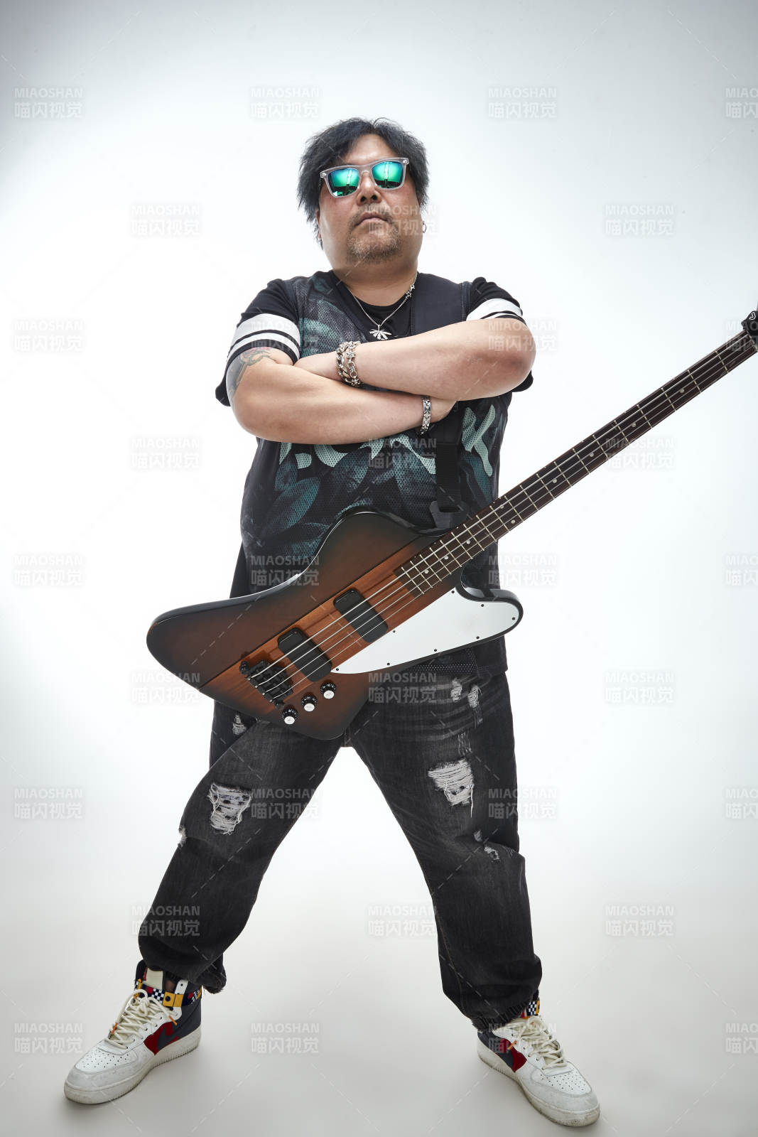 手持貝斯.低音吉他展示演奏的男性樂(lè)手人像