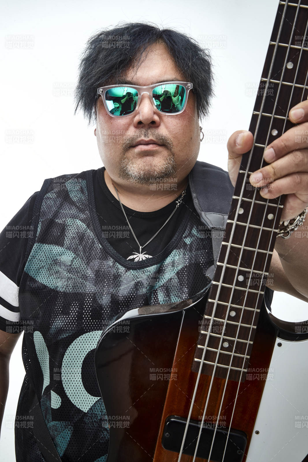手持貝斯.低音吉他展示演奏的男性樂手人像