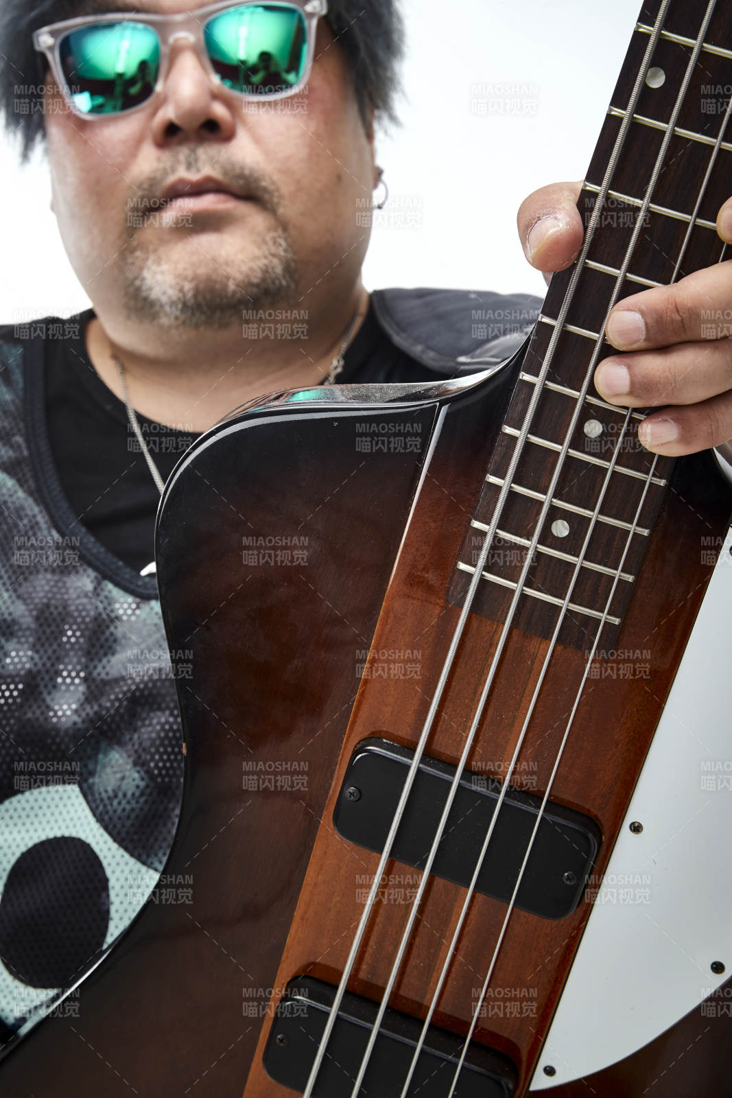手持貝斯.低音吉他展示演奏的男性樂手人像