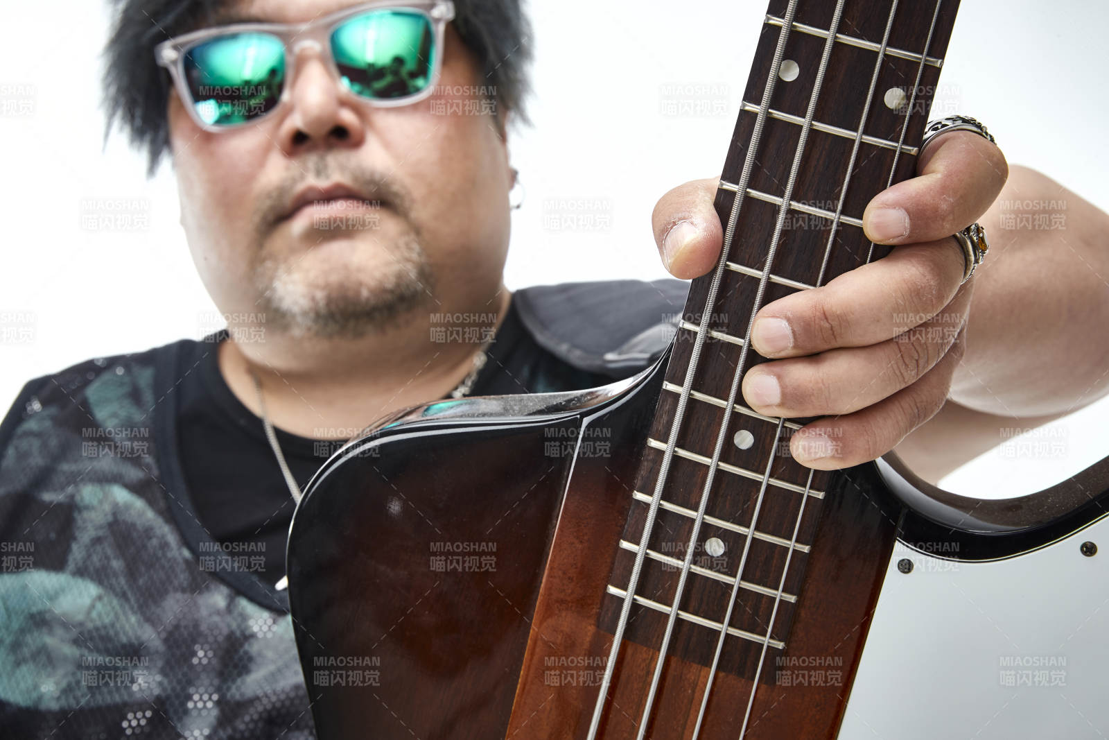 手持貝斯.低音吉他展示演奏的男性樂手人像