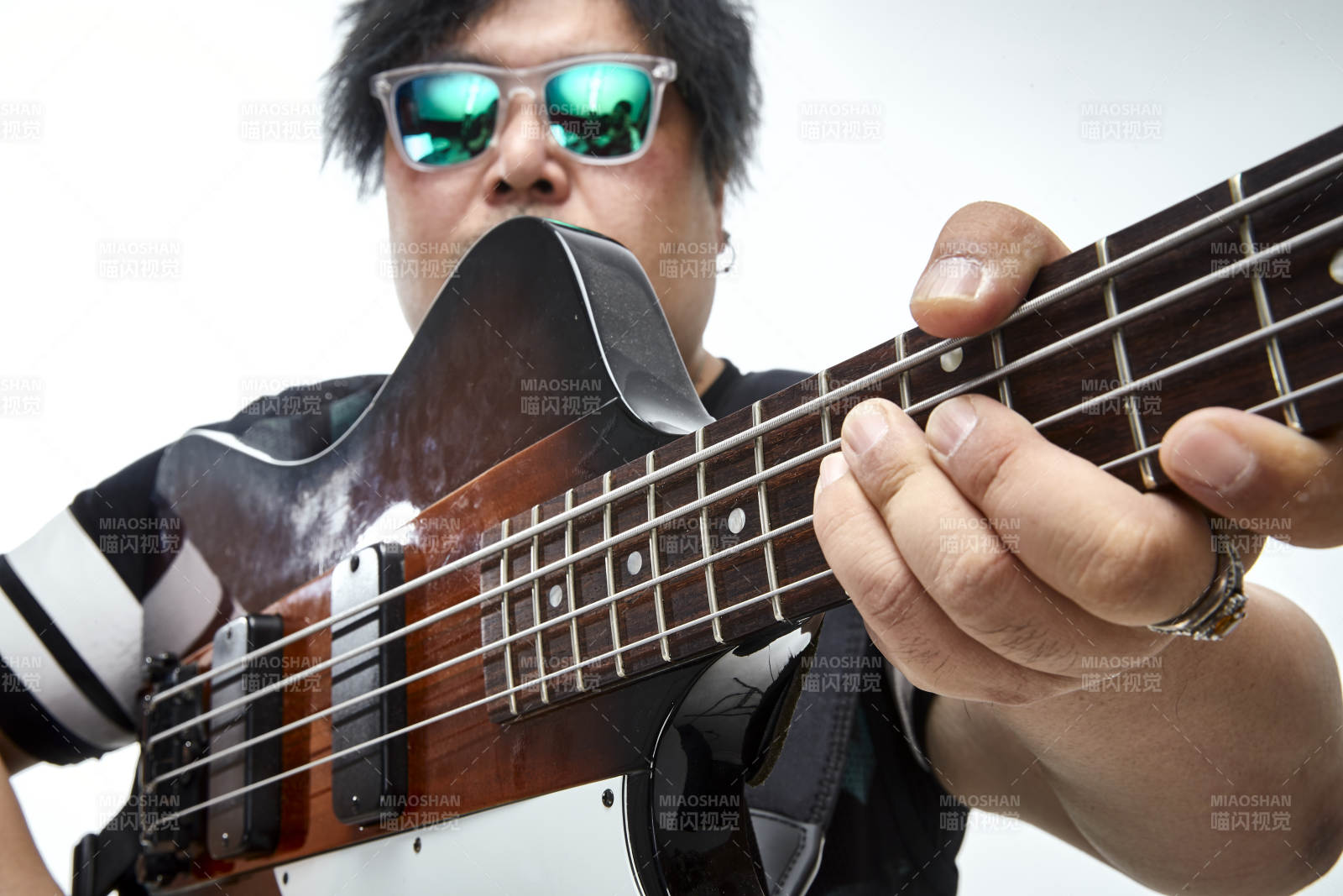 手持貝斯.低音吉他展示演奏的男性樂手人像