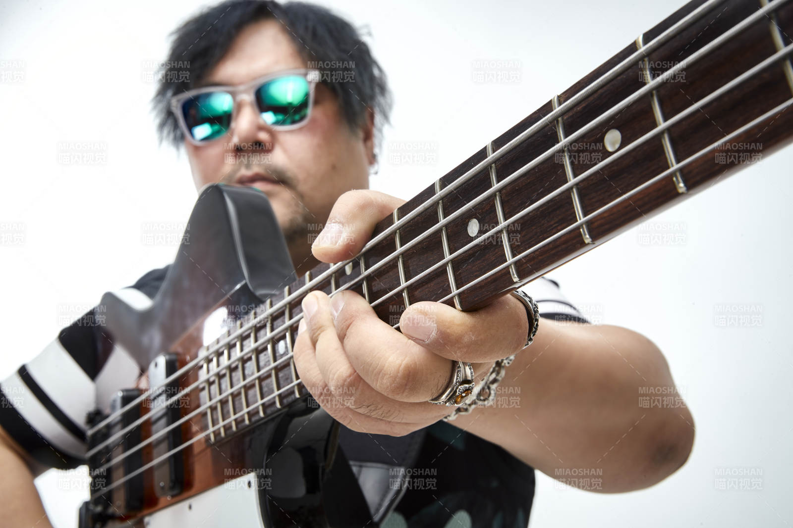 手持貝斯.低音吉他展示演奏的男性樂手人像