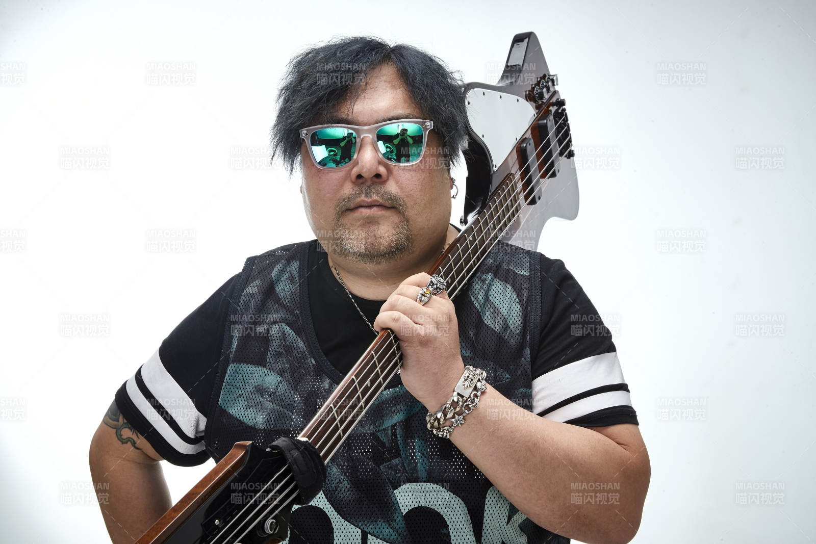 手持貝斯.低音吉他展示演奏的男性樂手人像