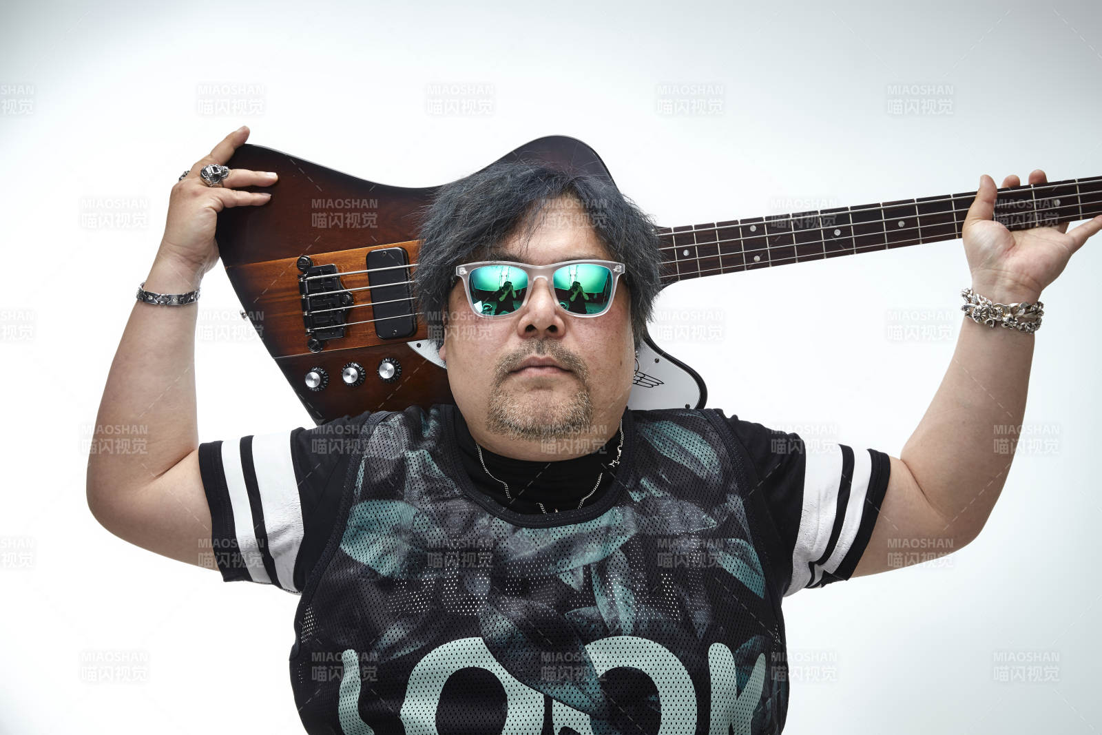 手持贝斯.低音吉他展示演奏的男性乐手人像