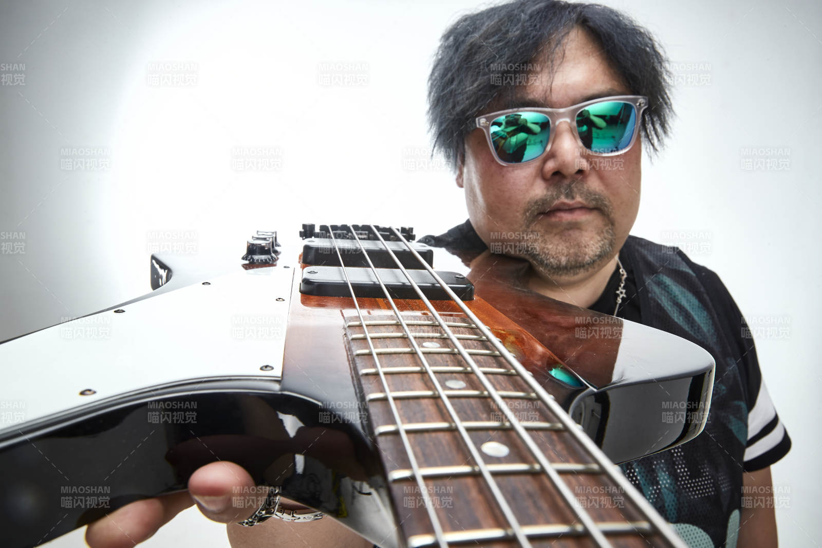 手持貝斯.低音吉他展示演奏的男性樂手人像