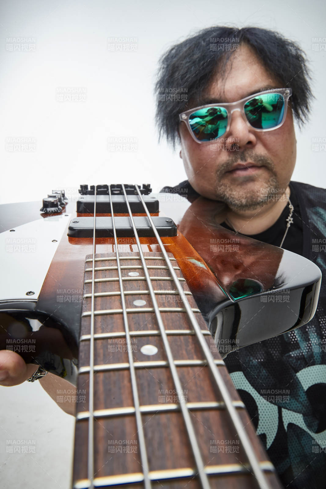 手持貝斯.低音吉他展示演奏的男性樂手人像