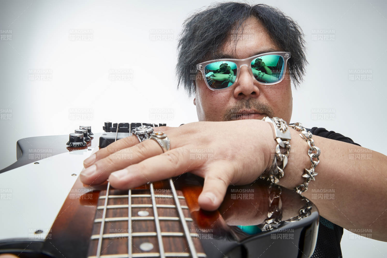 手持貝斯.低音吉他展示演奏的男性樂手人像