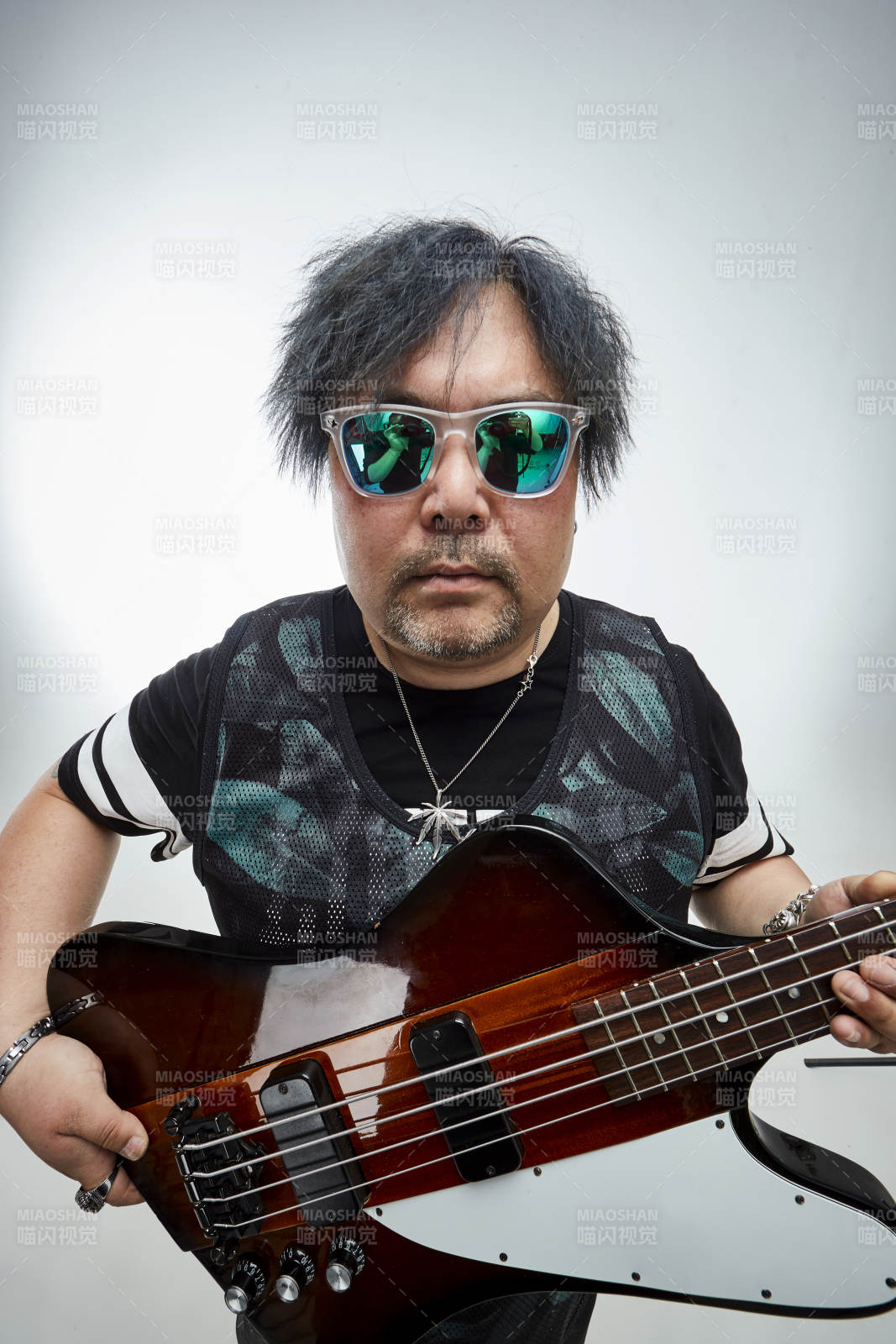 手持貝斯.低音吉他展示演奏的男性樂手人像