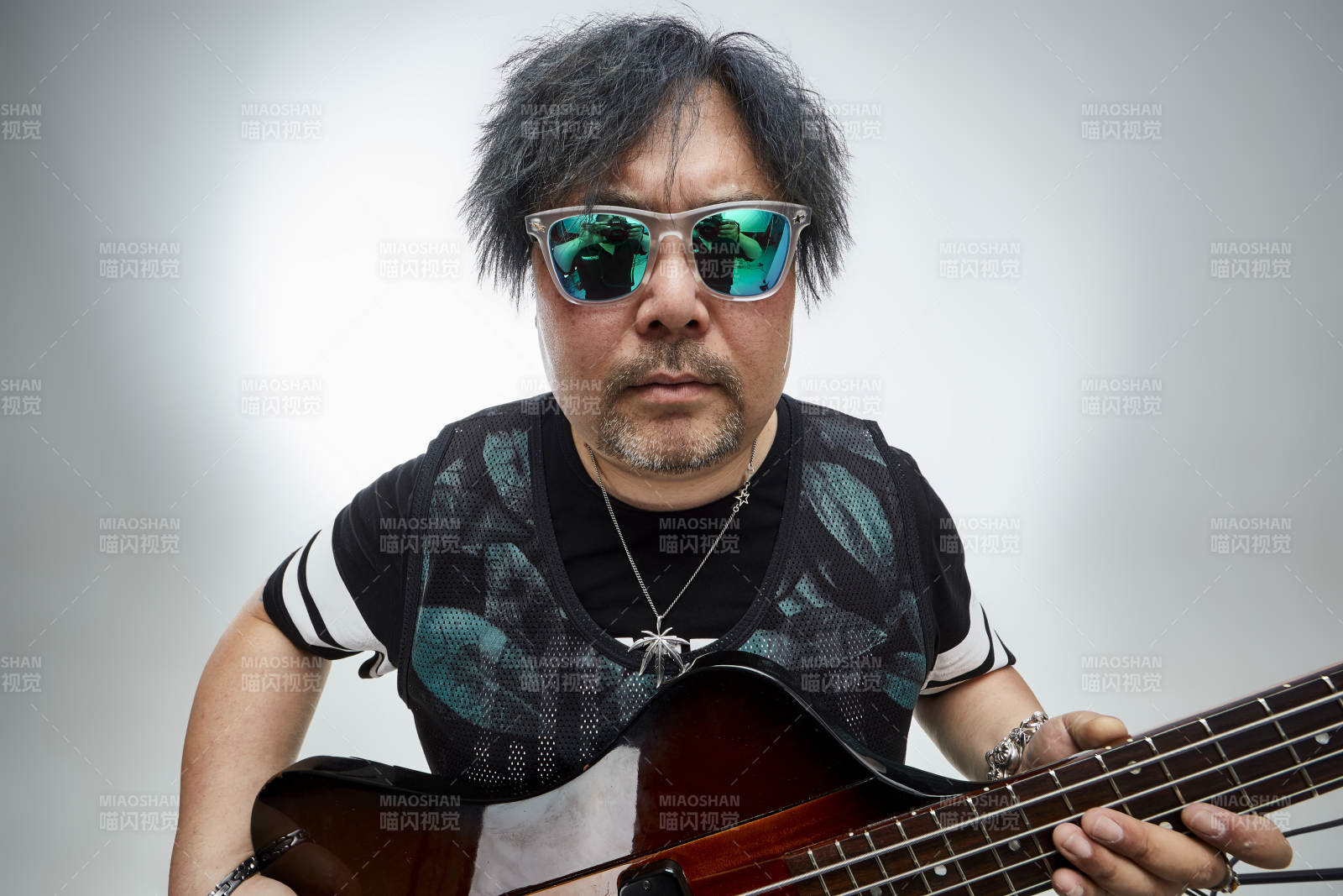 手持貝斯.低音吉他展示演奏的男性樂(lè)手人像