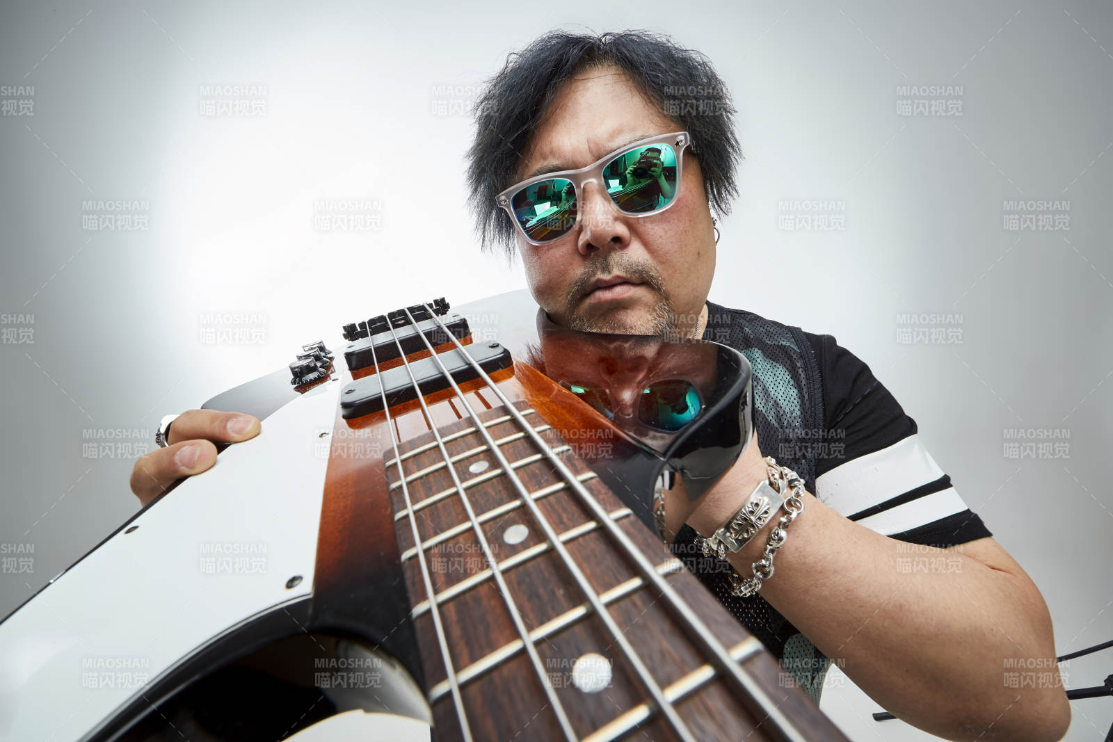 手持貝斯.低音吉他展示演奏的男性樂手人像